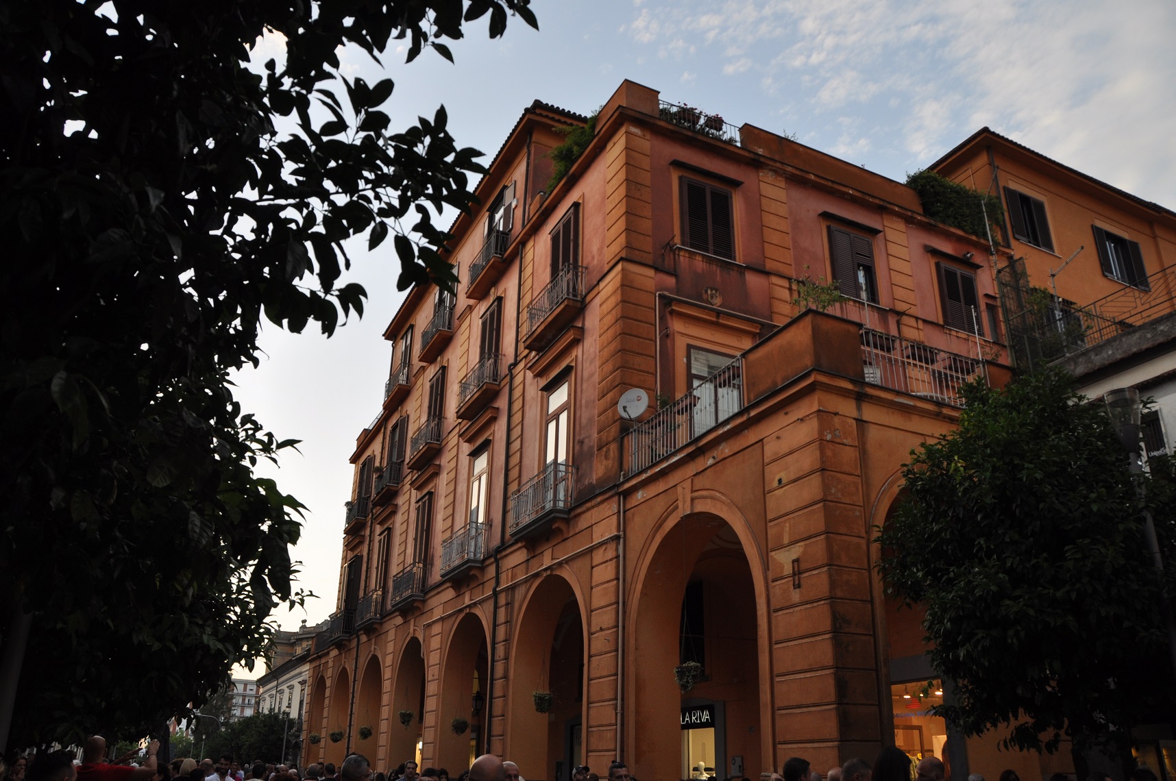 Cava palazzo arancione